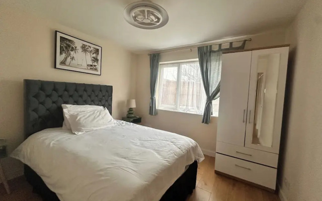 2 Bedroom Apartment-sleeps 6-parking-wifi