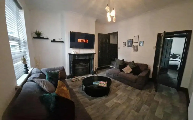 Charming 4-bed House in Wednesbury