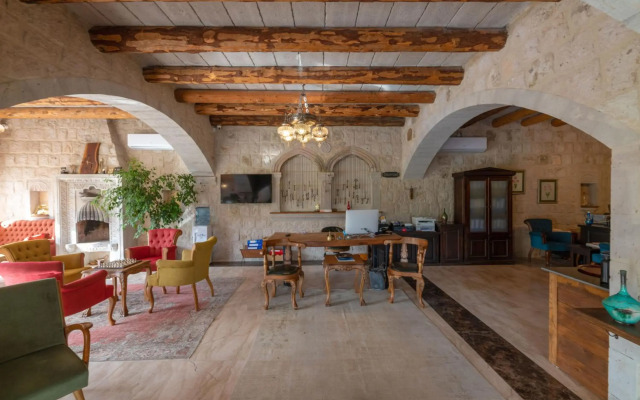 Hera Cave Suites