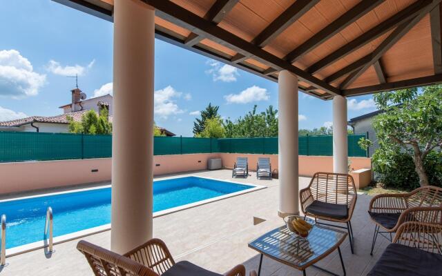 Lovely Holiday Home With Pool,covered Terrace and Outdoor Kitchen