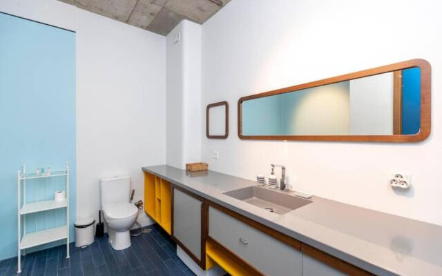 Modern 1BR apt w spacious balcony & a bathtub