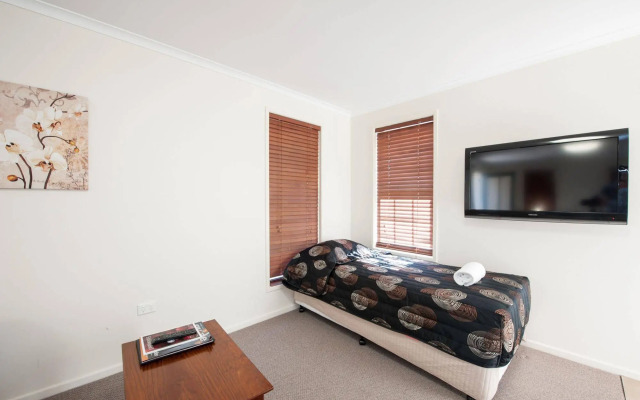 Jacaranda Place Motor Inn