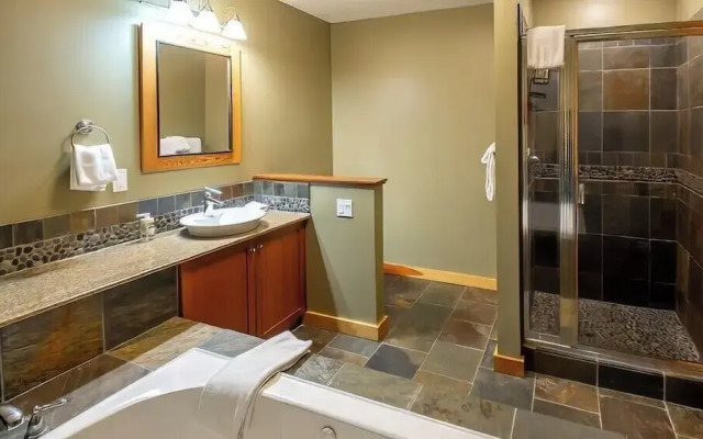 Pinnacle Ridge Chalets by Fernie Lodging