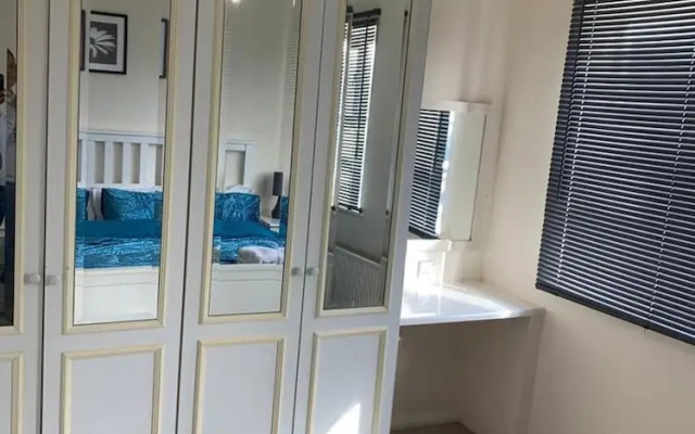 Charming 2-bed House in London