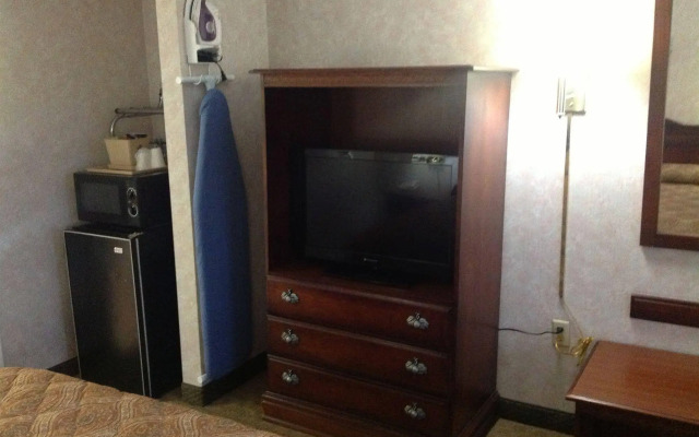 Colonial Inn & Suites /Airport/Graceland