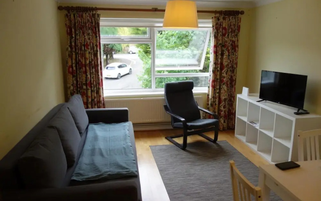 NEW Cosy 2 Bedroom Flat on Englefield Green