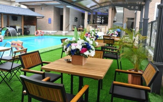 Springhill Hotel & Suites