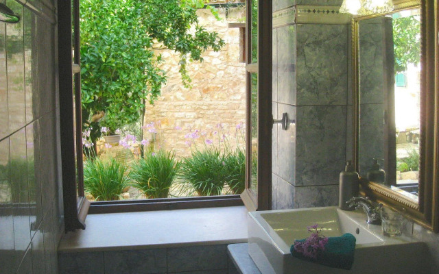 Adamantia Hotel