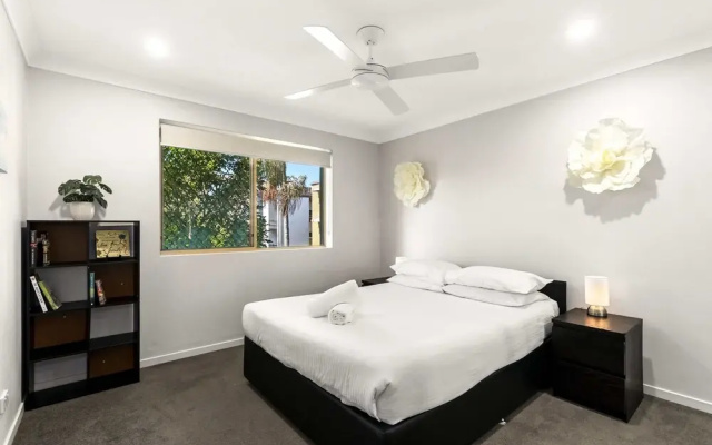 Charming 3-bed Apartment Near Local Shops