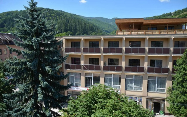 Rakhiv Hotel & Apartments