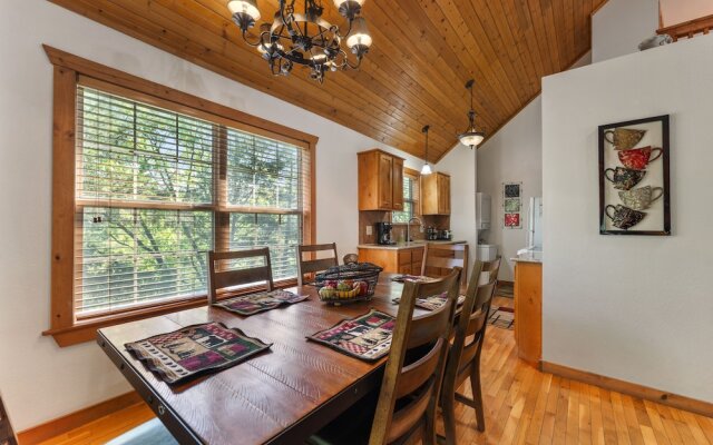 Whispering Woods Lodge - Sleeps 6 2 Bedroom Home by RedAwning