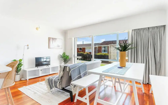 Takapuna 2 Br House Near Beach W/ Parking