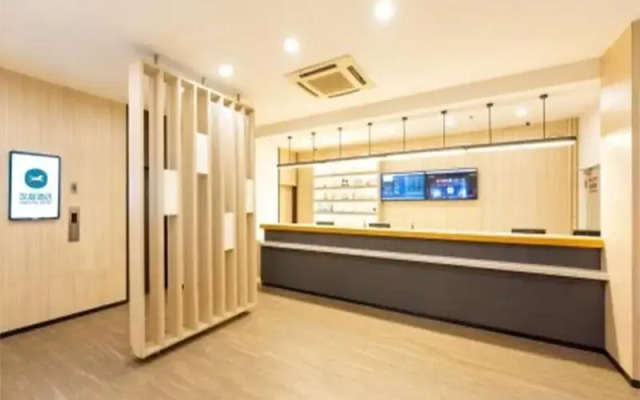 Hanting Hotel Dalian Zhongshan Square Metro Station