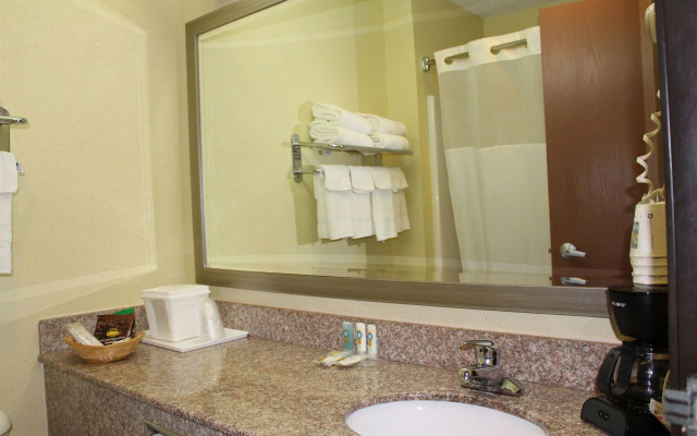 Quality Inn Evansville Eastland Area