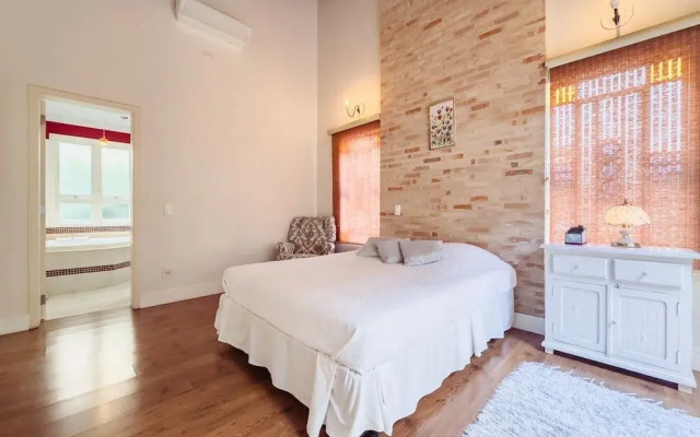 Casa Alto Padrão na Granja Viana - Cond. Fechado