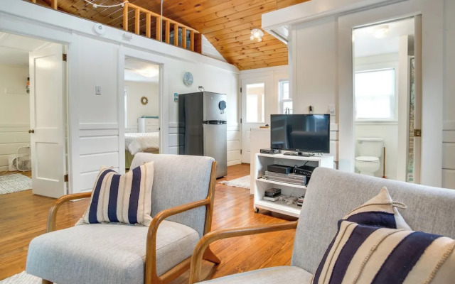 Walk to Beach: South Chatham Home