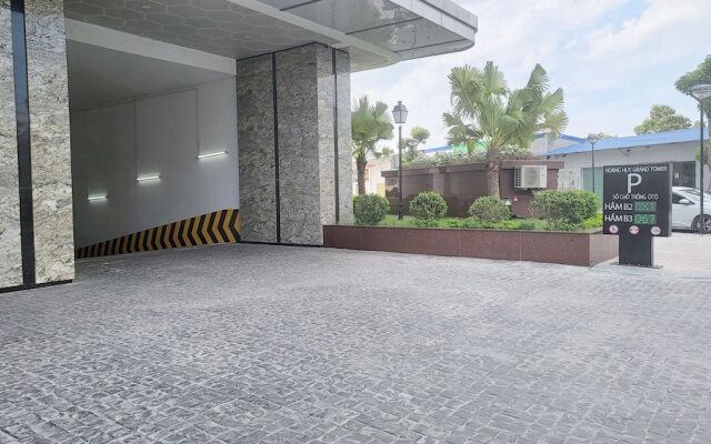 Modern Condo steps from Vincom Plaza