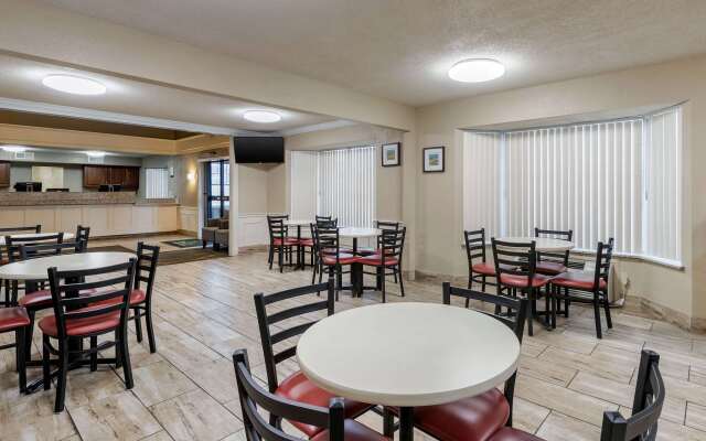 Quality Inn & Suites Des Moines - Merle Hay Road
