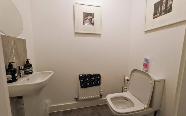 Charming 4-bed House in Newport