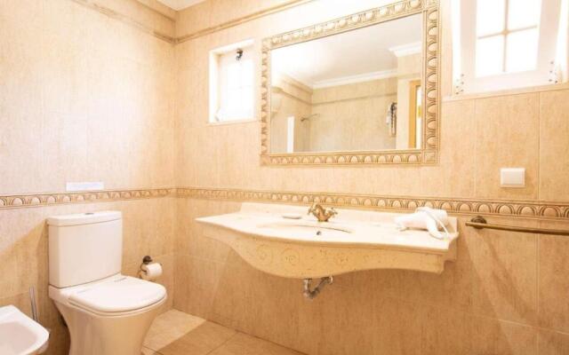 A Stylish Villa With a Private Pool, Short Drive From the Centre, Free AC & Wifi