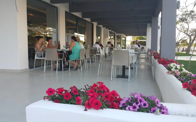 More Meni Cosmopolitan Hotel