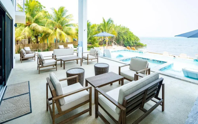 Spacious 4-bed Villa in Placencia Village w Pool