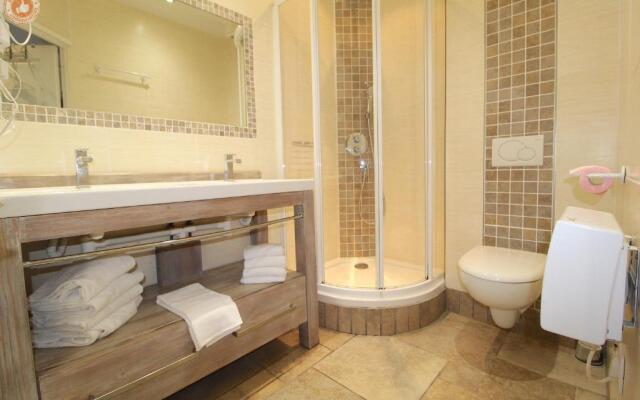 ALC - PSA12 - 9 min PALAIS AND BEACHES