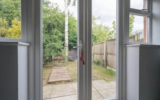House-sleeps7-parking-garden-sportschannels