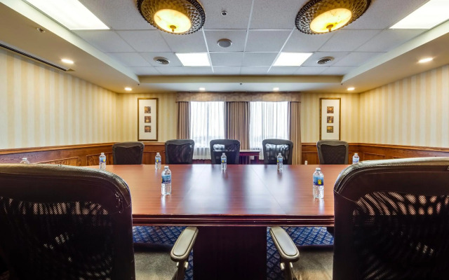 Monte Carlo Inn Airport Suites