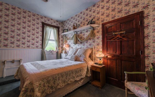 The Simmons-Bond Inn