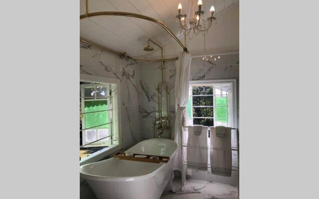 Maleny Country House - Queenslander on Acreage