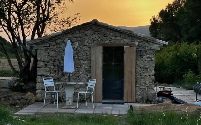 Camillette 2. Cabanon charmant face au Luberon.