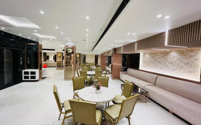 Qotel Hotel AT Residency Kaushambi