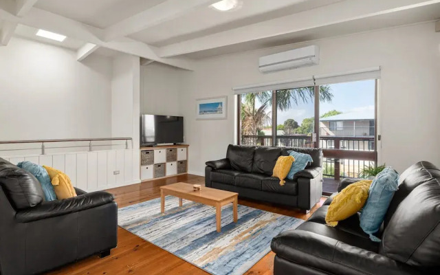 Spacious 4-bed Home 5-min From the Beach