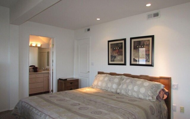 032 - Lakefront Village Escape