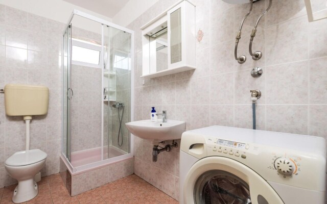 Beautiful Apartment in Stara Novalja With 2 Bedrooms and Wifi