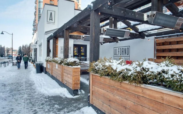 Cozy and Central DT Home w Gym Coffee Parking BBQ