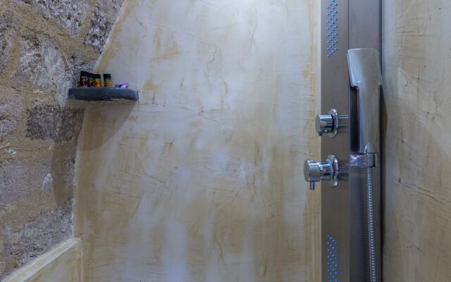10GR Boutique Hotel and Wine Bar