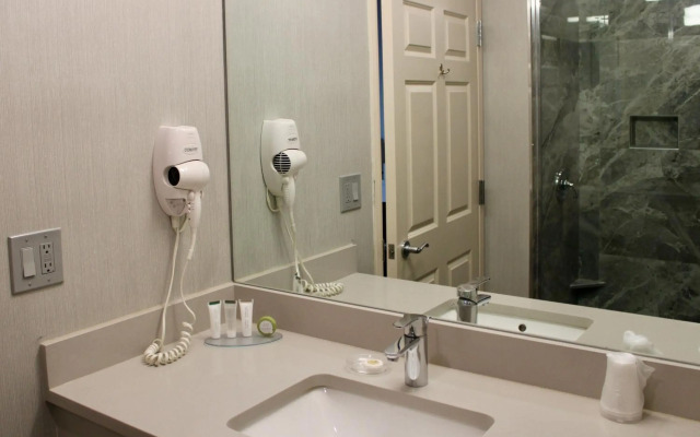 Marco LaGuardia Hotel & Suites