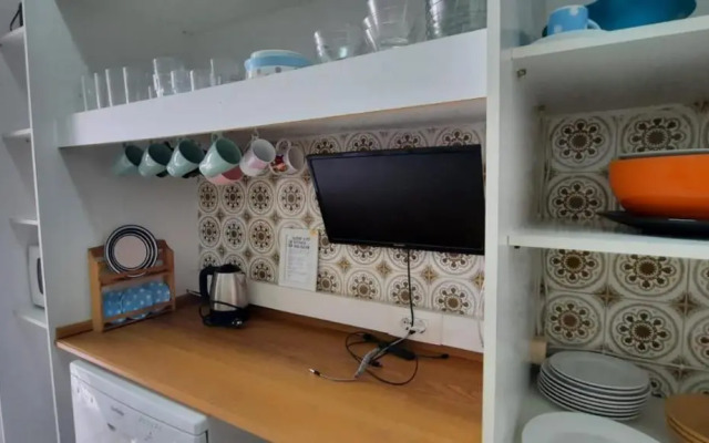 Sunny Terrace Apt, Close to Downtown! 2 Bedroom Flat