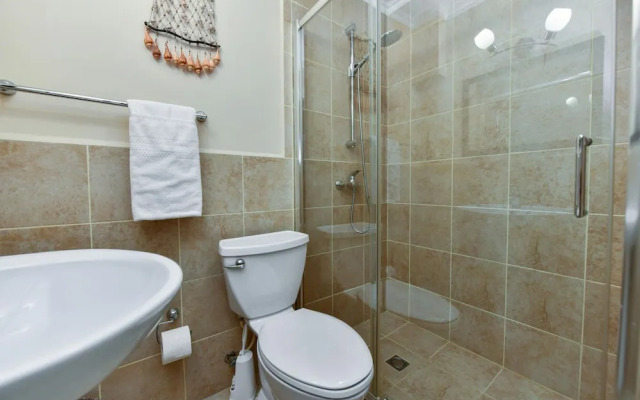 Gated Community 2br3ba Gold Coast Pools GYM