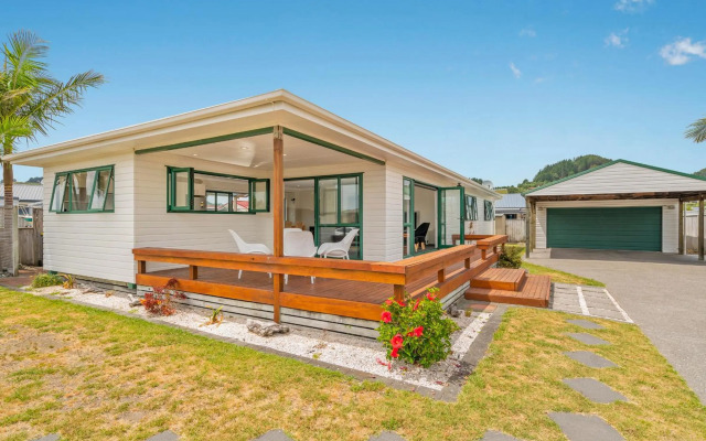 The Sunny Bach - Cooks Beach Holiday Home