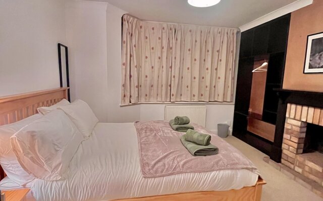 Comfy and Spacious 5-bed House in Cambridge