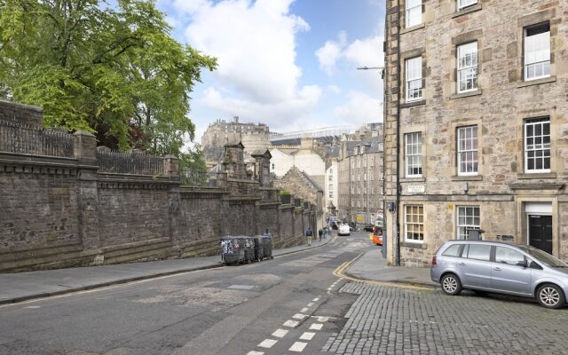 JOIVY Spacious 3 Bed Apartment In The Old Town