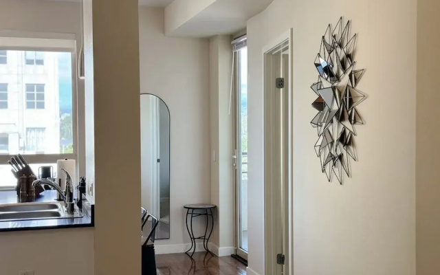 Stylish Retreat W Pool GYM Parking 10min to Cedars