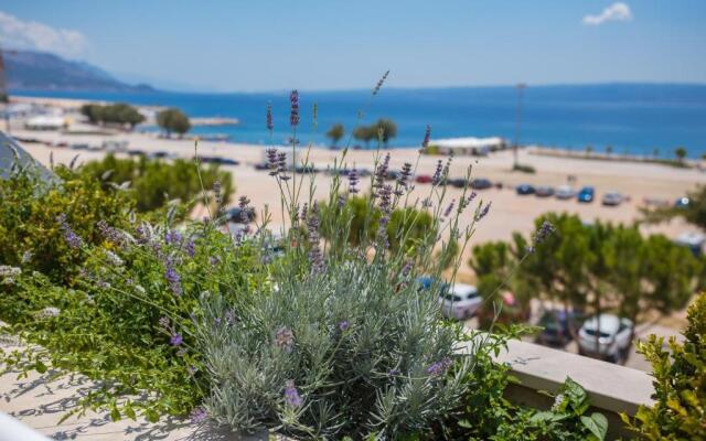 Seaside Apartment Gold 1row
