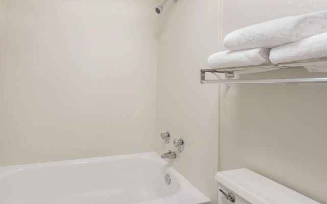 Baymont by Wyndham Greenville Woodruff Rd - Image 7