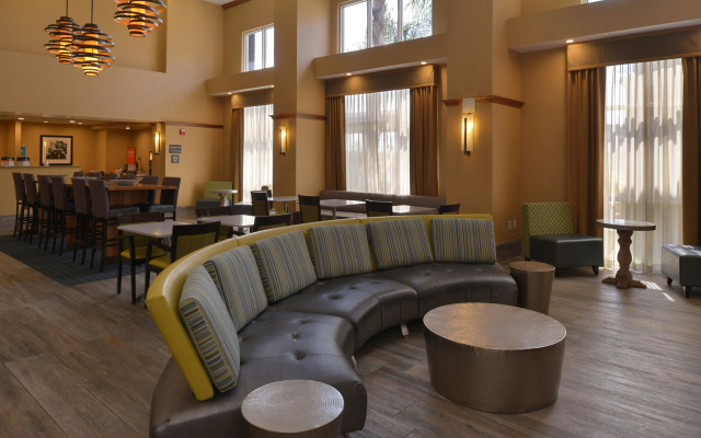 Hampton Inn & Suites Bakersfield North-Airport