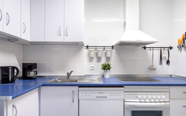 2BR  Apartment with Sea View, Gym and Pool Ref 129