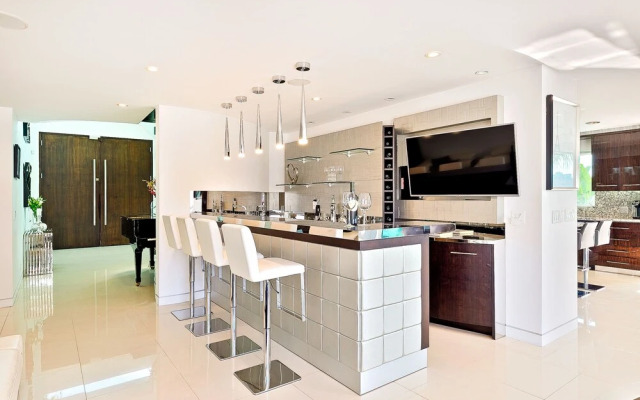 Hollywood Estate With Stunning Views